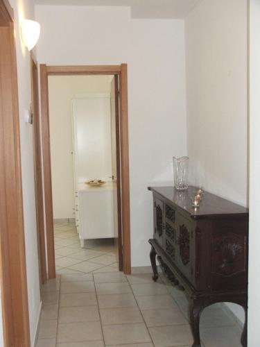 a hallway with a table and a door to a room at La casetta di Sofia in Moneglia