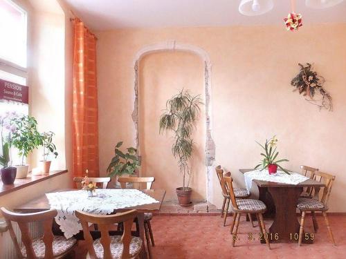 
Ein Restaurant oder anderes Speiselokal in der Unterkunft Pension Torgau - Zimmer 5 
