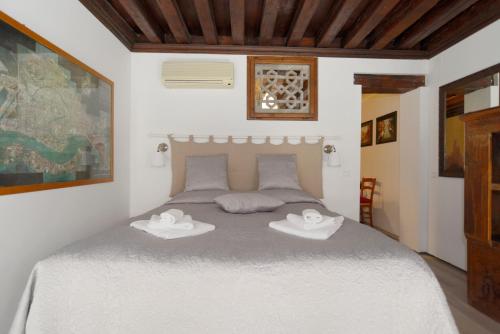 a bedroom with a bed with two towels on it at Ca RIZZI in Venice
