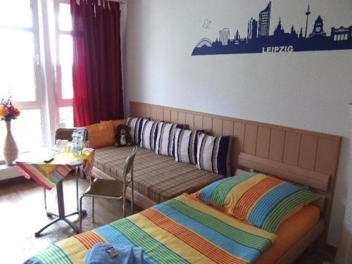 ein Wohnzimmer mit einem Sofa und einem Tisch mit einem Tisch in der Unterkunft Ferienapartment Leipzig-Plagwitz in Leipzig