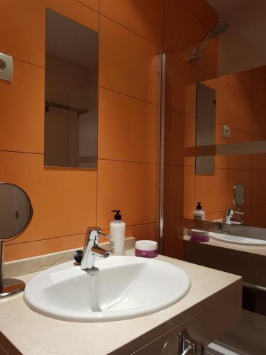 エステポナにあるLuxury and secluded apartment set in Valle Romanoのバスルーム(白い洗面台、鏡付)