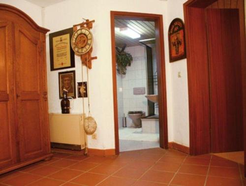 una stanza con un orologio sul muro e una porta di 2-Zimmer-Appartement-Seerose a Pliezhausen
