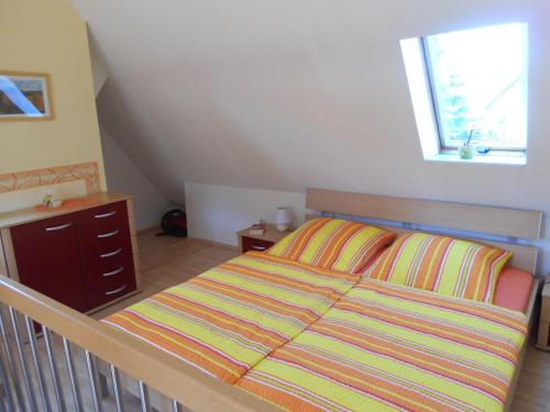 Un pat sau paturi într-o cameră la Rothers-Ferienwohnung