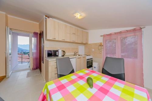 Η κουζίνα ή μικρή κουζίνα στο Paradise Bay Apartments