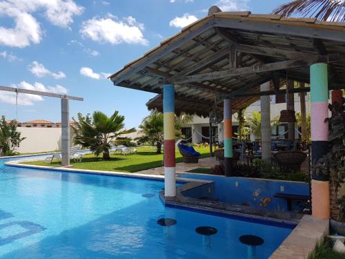 uma piscina num resort com um pavilhão em Hotel Pousada Blauset em Taíba