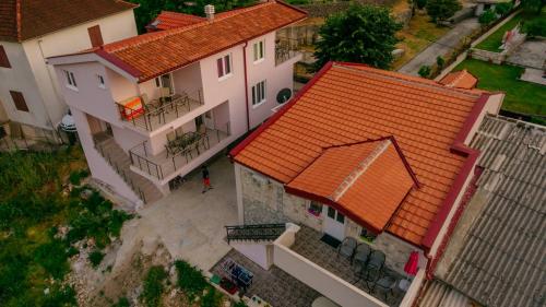 una vista aérea de una casa con techo naranja en Paradise Bay Apartments, en Kotor
