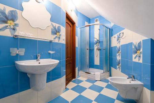 Salle de bains dans l'établissement Rezydencja Rodzinna