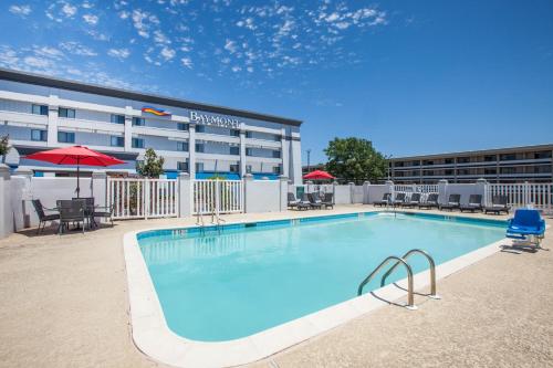 a large swimming pool in front of a hotel at Baymont by Wyndham Texarkana in Texarkana