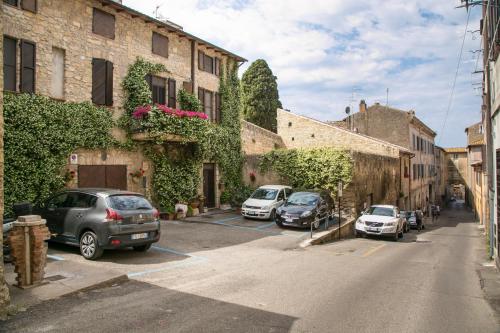 un gruppo di auto parcheggiate in un parcheggio di B&B Antiche Mura a Tarquinia