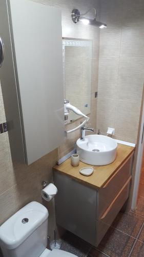 ママイア・ノルドにあるNobless Apartmentsのバスルーム(洗面台、トイレ、鏡付)