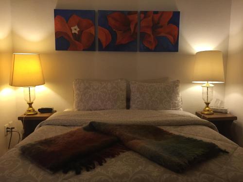 Un dormitorio con una cama con una manta de piel. en Casa Molcajete en Ciudad de México