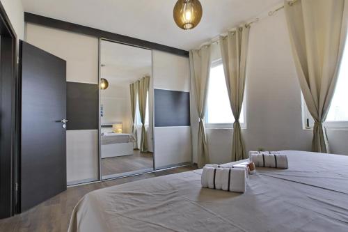 una camera con un grande specchio e un letto di Modern apartment near Split center a Spalato (Split)