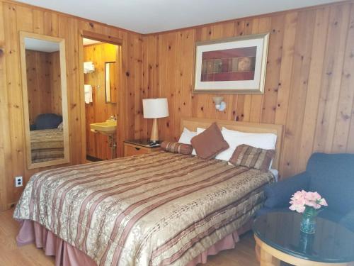 A bed or beds in a room at Seven Dwarfs Cabins - White Cabin