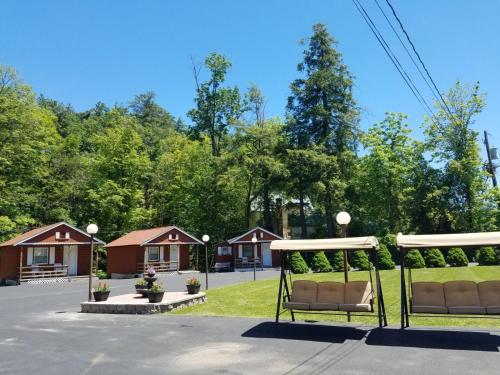 Galeriebild der Unterkunft Seven Dwarfs Cabins - Brown Cabins in Lake George