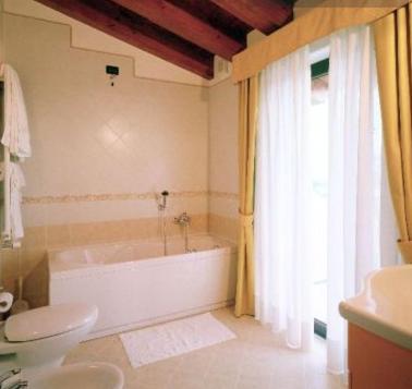 y baño con bañera, aseo y lavamanos. en Hotel Ristorante Pedrocchi, en San Giorgio di Perlena