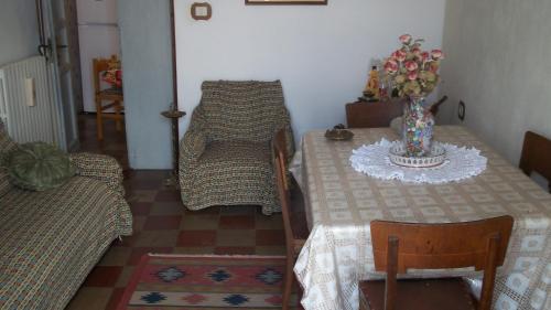 une chambre avec deux tables, un canapé, une table et des chaises dans l'établissement Un viaggio nel tempo, à Tortoreto Lido
