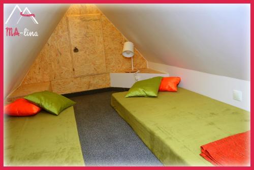 מיטה או מיטות בחדר ב-MA-lina Apartament i Pokój Gościnny