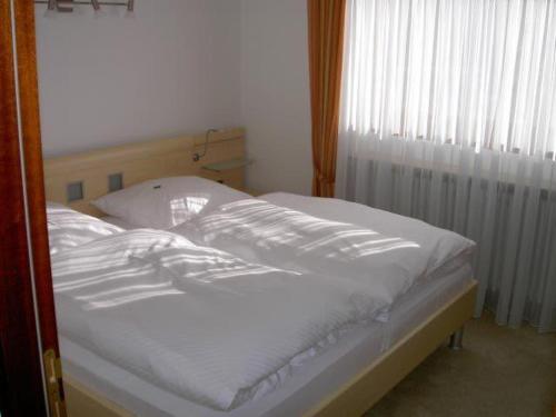 SeewaldにあるAppartement-Oberwiesenhofの窓付きの客室で、ベッド1台(白いシーツ付)