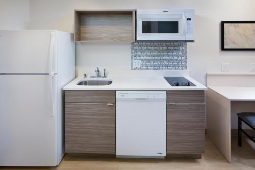 Η κουζίνα ή μικρή κουζίνα στο WoodSpring Suites Seattle Everett
