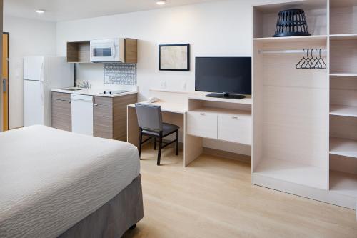 Η κουζίνα ή μικρή κουζίνα στο WoodSpring Suites Seattle Everett