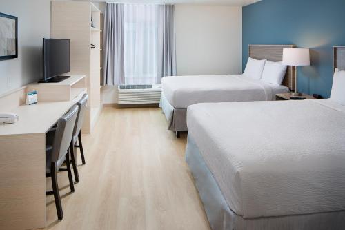Katil atau katil-katil dalam bilik di WoodSpring Suites Seattle Everett
