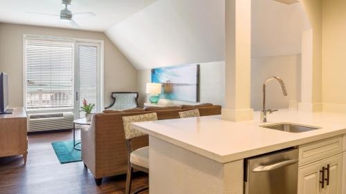 Opal Key Resort & Marina في كي ويست: مطبخ وغرفة معيشة مع أريكة
