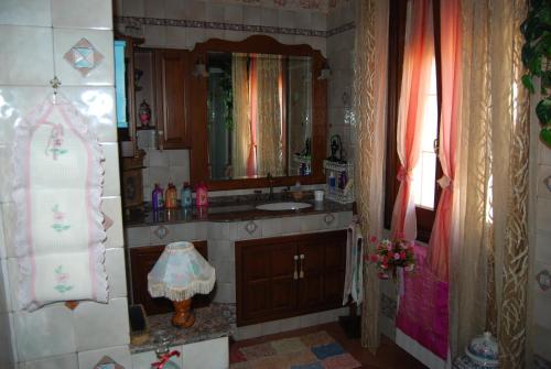 ElmasにあるSette Naniのバスルーム(洗面台、鏡付)