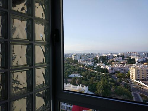 ポルティマンにあるLaranja Apart.の市街の景色を望む窓