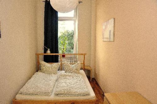 1 Schlafzimmer mit 2 Betten und einem Fenster in der Unterkunft Fewo Dresden Neustadt - zentral & preiswert L5 in Dresden