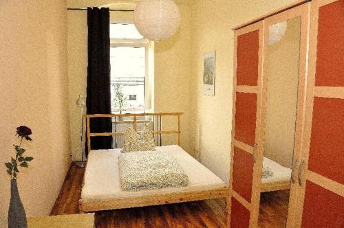 Zimmer mit 2 Etagenbetten und einem Fenster in der Unterkunft Neustadt -Fewo zentral & günstig L6 in Dresden