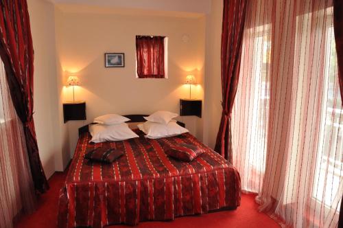 Ein Bett oder Betten in einem Zimmer der Unterkunft Hotel Golden Beach