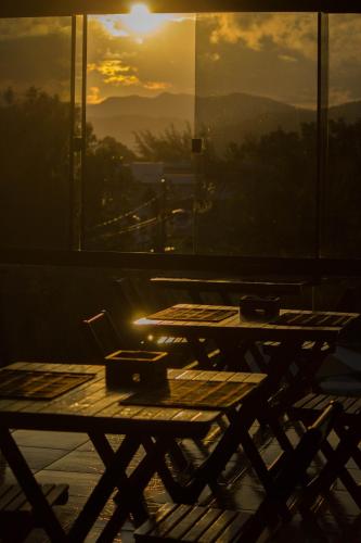 Η ανατολή ή δύση του ηλίου όπως φαίνεται από αυτό το πανδοχείο ή από εκεί κοντά