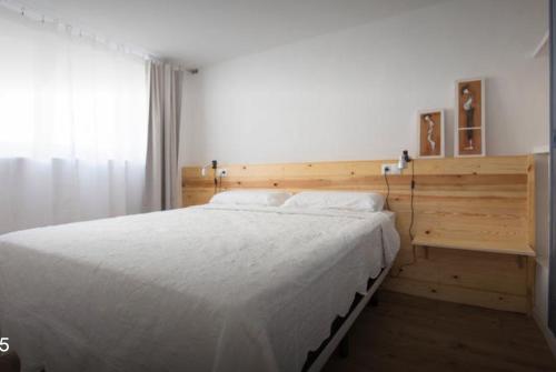 A bed or beds in a room at Apartament El Pou