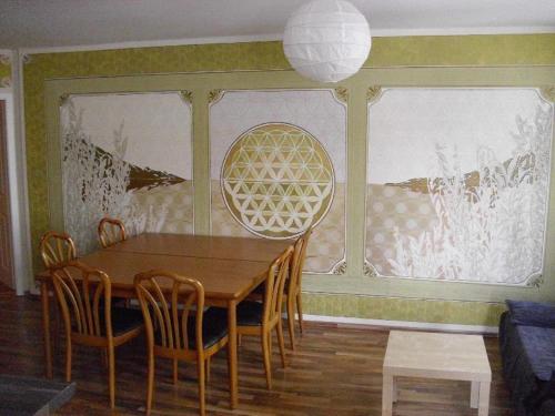 ドレスデンにある4R-Fewo-Altstadtblick-L15のダイニングルーム(木製テーブル、椅子付)