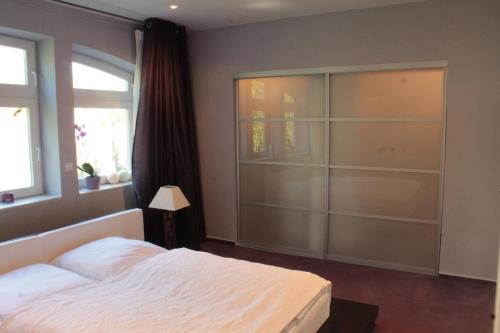 ein Schlafzimmer mit einem großen weißen Bett und einem Fenster in der Unterkunft Düsternbrooker Villa in Kiel