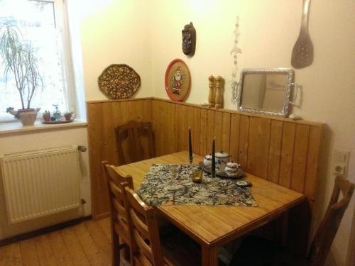 - une table en bois dans une chambre avec une table et un miroir dans l'établissement Ferienwohnungen-Willrich-Ferienwohnung-1, à Blankenheim