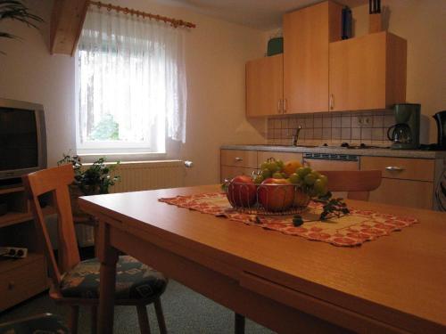 eine Küche mit einem Tisch und einer Obstschale darauf in der Unterkunft Ferienwohnung 2 in Hermsdorf