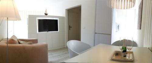 sala de estar con mesa y sofá en Haus-LIV-Appartement-Sand en Westerland