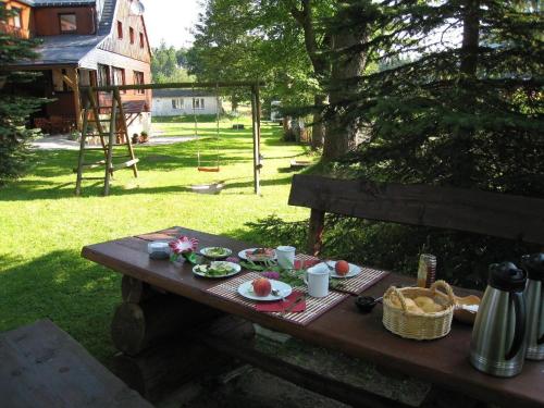 einen Picknicktisch mit Essen auf dem Hof in der Unterkunft Ferienwohnung 1 in Hermsdorf