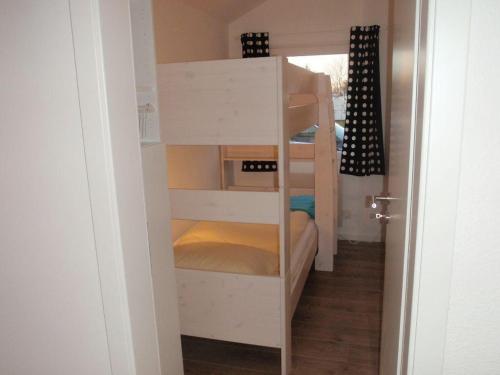 a bunk bed in a room with a bunk bed in a room at Ferienhaus-Silbermoewe in Kappeln