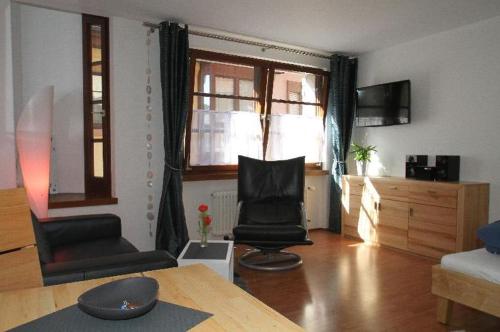 uma sala de estar com duas cadeiras e uma mesa em Ferienwohnung-Konvikt-Nr-B em Freiburg im Breisgau