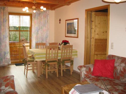 諾伊艾欣瑙的住宿－Klausgupf，客厅配有桌椅和沙发
