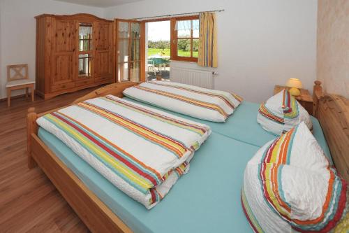 two twin beds in a room with at Ferienhof-Fink-Ferienwohnung-Sonnenblume in Opfenbach