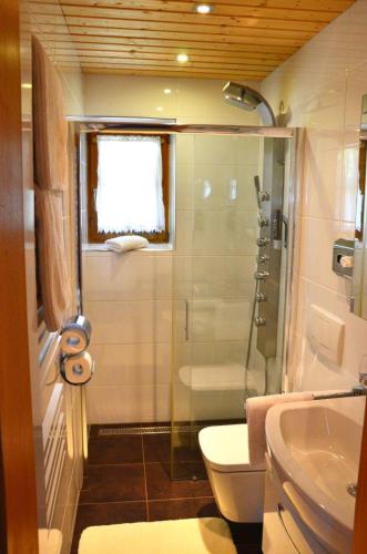 a bathroom with a shower and a toilet and a sink at Landhaus-Haid-Fewo-Edelweiss in Schönau am Königssee
