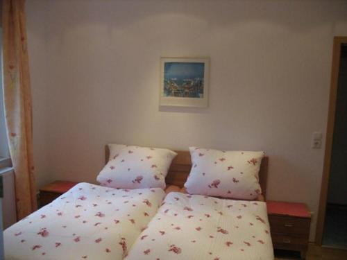 een bed in een slaapkamer met 2 kussens erop bij Nussbaum in Überlingen