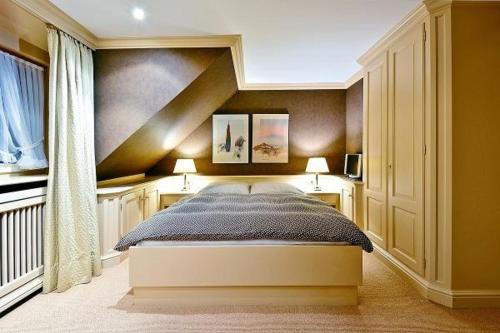 a bedroom with a large bed and two lamps at Sylt-Ferienhaus-fuer-gehobene-Ansprueche in Erlangen