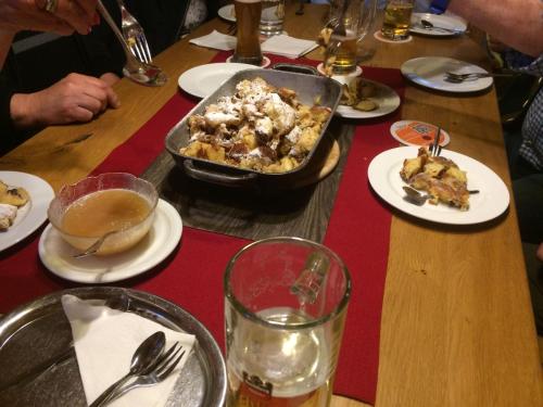 einem Tisch mit Teller mit Lebensmitteln und einer Pfanne mit Lebensmitteln in der Unterkunft Ferienwohnung Köhler in Altreichenau