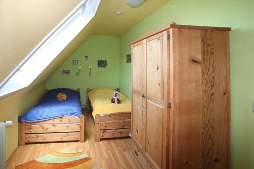 1 Schlafzimmer mit 2 Betten und einem großen Fenster in der Unterkunft Elzachferien in Elzach