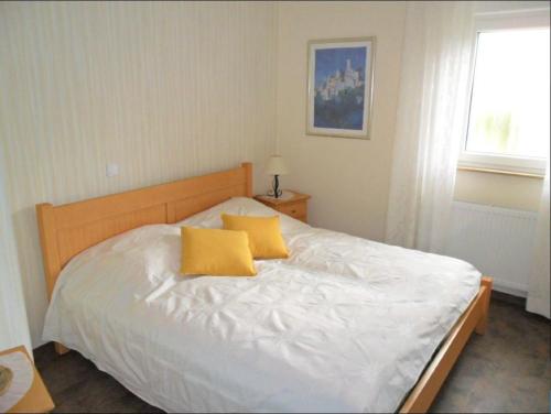 アンダーナッハにあるFerienwohnung im Rosentalのベッドルーム1室(黄色い枕2つ付きのベッド1台付)