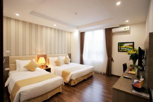 Giường trong phòng chung tại Hanoi Pomihoa Hotel